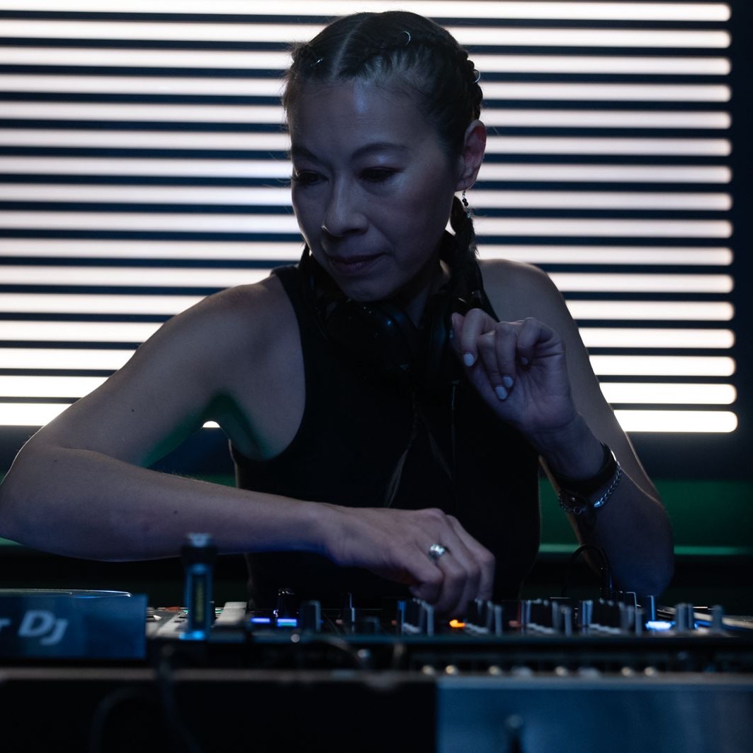 Lea behind the decks